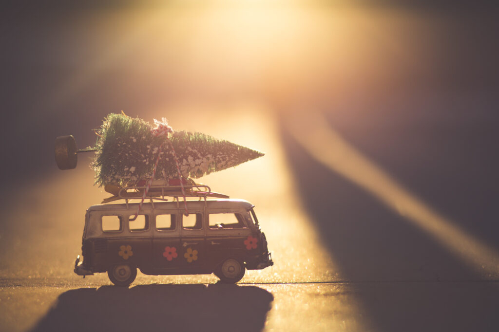 Ein Spielzeugvan mit einem kleinen Weihnachtsbaum auf dem Dach