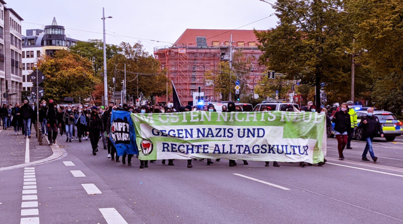 Demo mit Transparent: Im osten nichts neues gegen nazis und rechte Alltagskulru