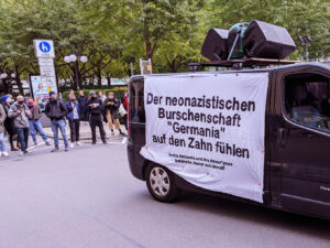 Transparent auf der Demo "Der neonazistischen Burschenschaft Germania auf den Zahn fühlen"