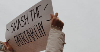 Ein Schild mit der Aufschrift "Smash the Patriarchy" - der Kampf gegen Patriarchat und Sexismus darf nicht bei Menschen wie Friedrich Merz aufhören
