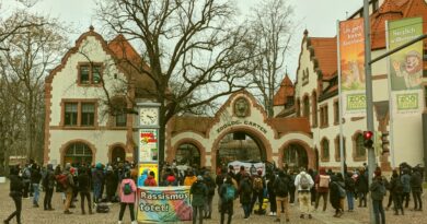 Foto: Kundgebung zum Black History Month am 27.02.21: Menschenmenge vor dem Zoo Leipzig