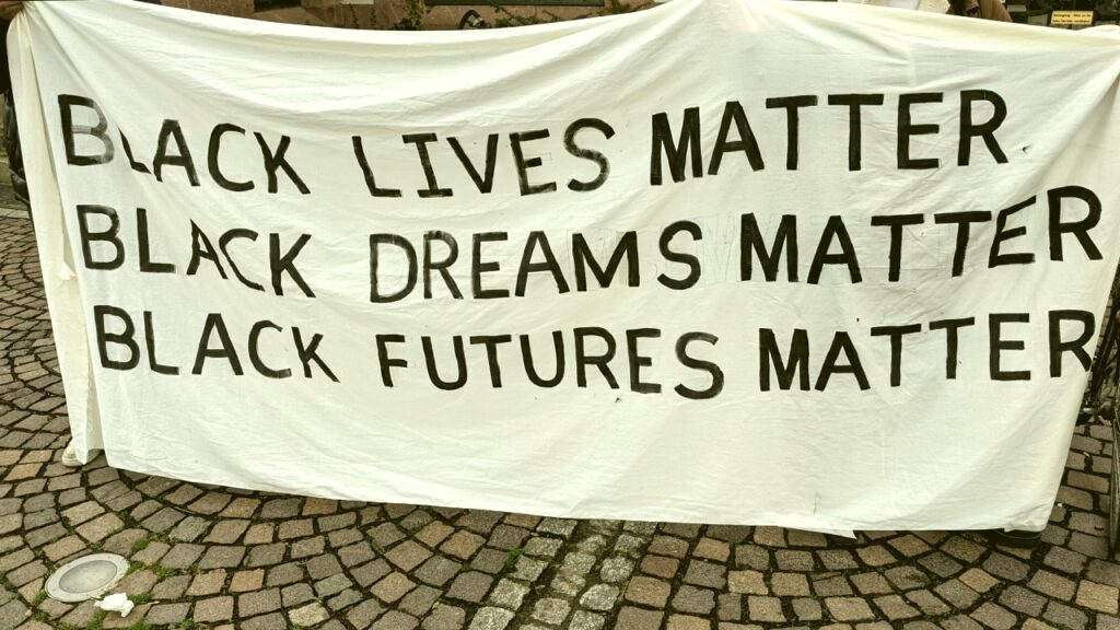 Foto: Kundgebung zum Black History Month am 27.02.21: Transparent mit der Aufschrift "BLACK LIVES MATTER. BLACK DREAMS MATTER. BLACK FUTURE MATTERS."