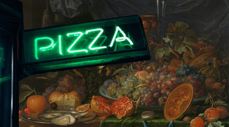 Ein Stillleben voller Lebensmittel, davor ein Pizzaschild: Als Pizzabeläge eignen sich mehr Dinge, als du denkst!