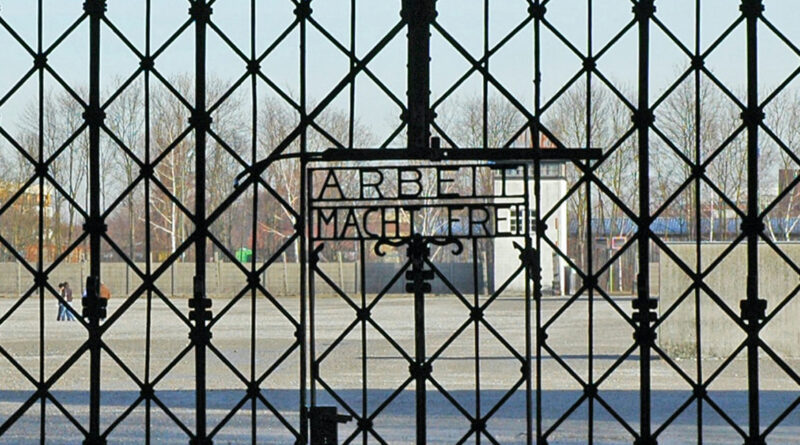 Eingangstor des KZ Dachau mit dem zynischen Spruch "Arbeit macht frei"