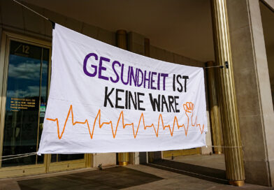 Ein Transparent mit der Aufschrift "Gesundheit ist keine Ware" in Leipzig