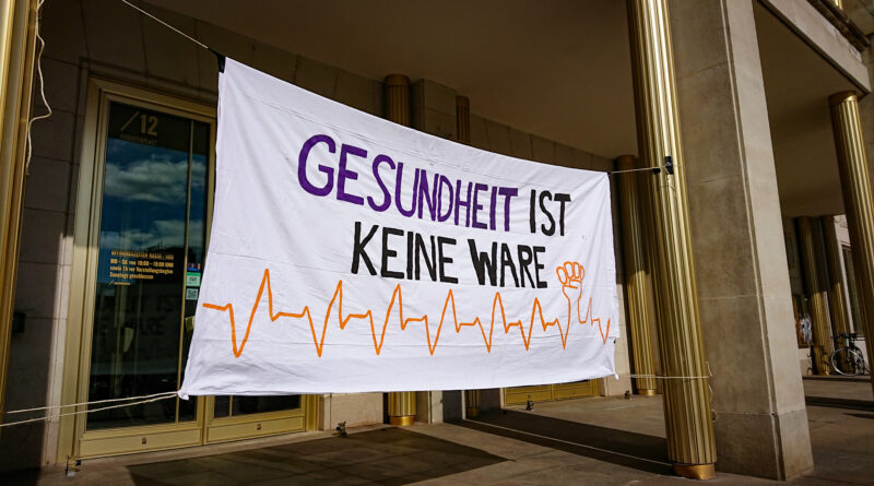 Ein Transparent mit der Aufschrift "Gesundheit ist keine Ware" in Leipzig