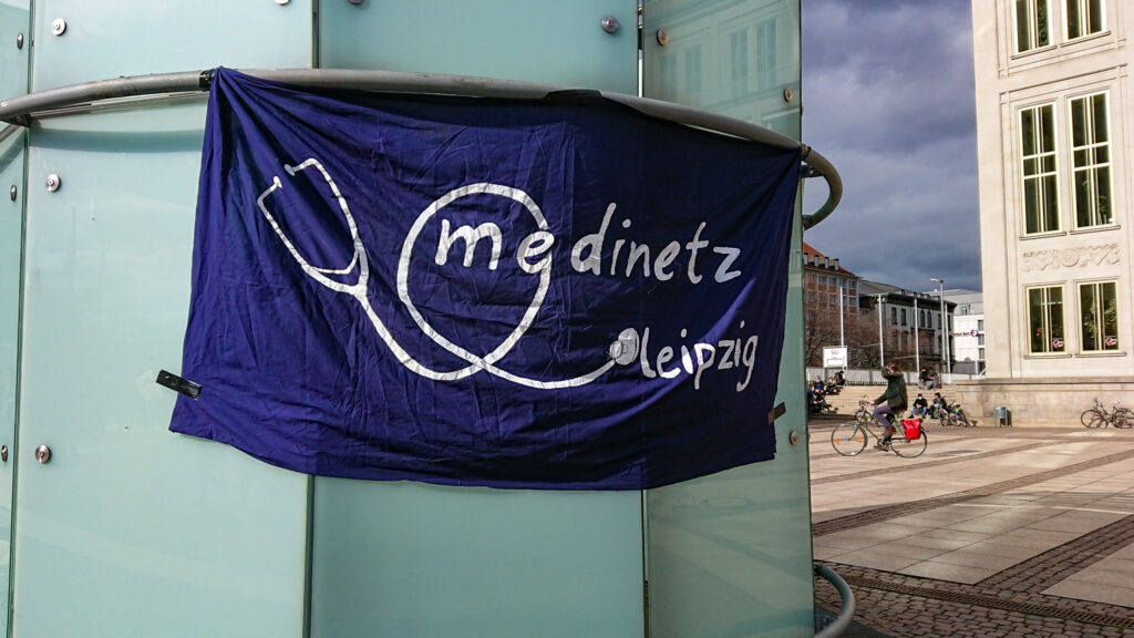 Ein Transparent vom Medinetz Leipzig auf der Kundgebung für Gesundheit und Feminismus
