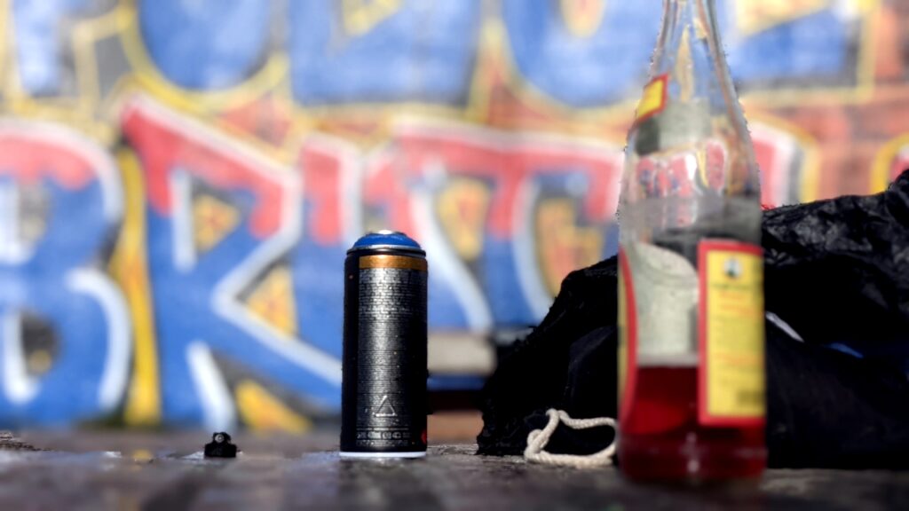 Foto: Spray dosen vor der Graffitiwand