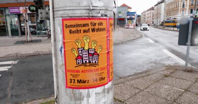 Foto eines Ampfelmast mit Plakat: "Gemeinsam für ein Recht auf Wohnen"