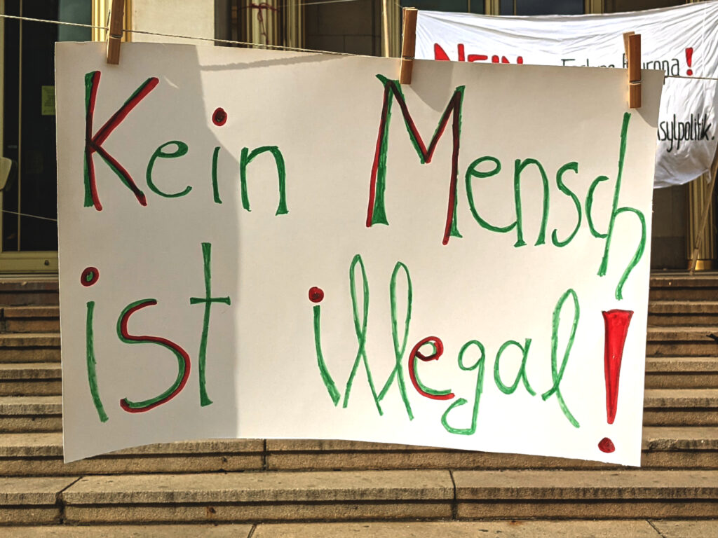 Foto: Plakate auf dem Augustusplatz.