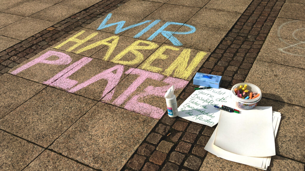 Foto: Plakate auf dem Augustusplatz.