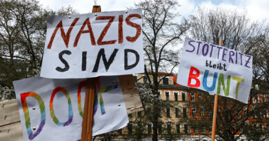 Foto: Pappschilder mit der Aufschrift: "Stötteritz ist bunt"; "Nazis sind"; "Doof"