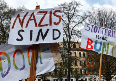 Foto: Pappschilder mit der Aufschrift: "Stötteritz ist bunt"; "Nazis sind"; "Doof"