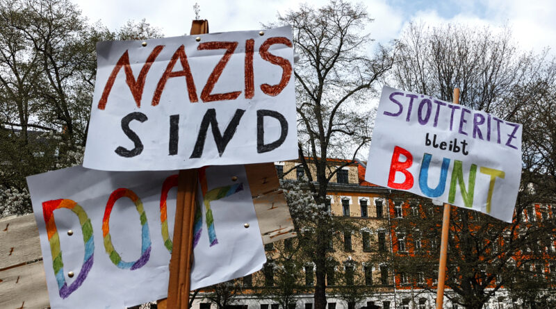 Foto: Pappschilder mit der Aufschrift: "Stötteritz ist bunt"; "Nazis sind"; "Doof"