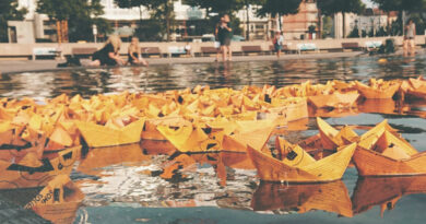 Foto: Orange Origamipapierbote schwimmen im Brunnen auf dem Leipziger Augustusplatz