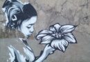 Foto von Street art: Eine junge Person hält eine Blume in der Hand