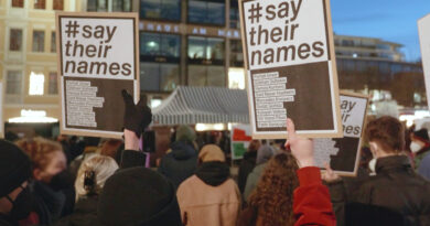 Foto von Plakat Schilder mit der Aufschrift #SayTheirNames